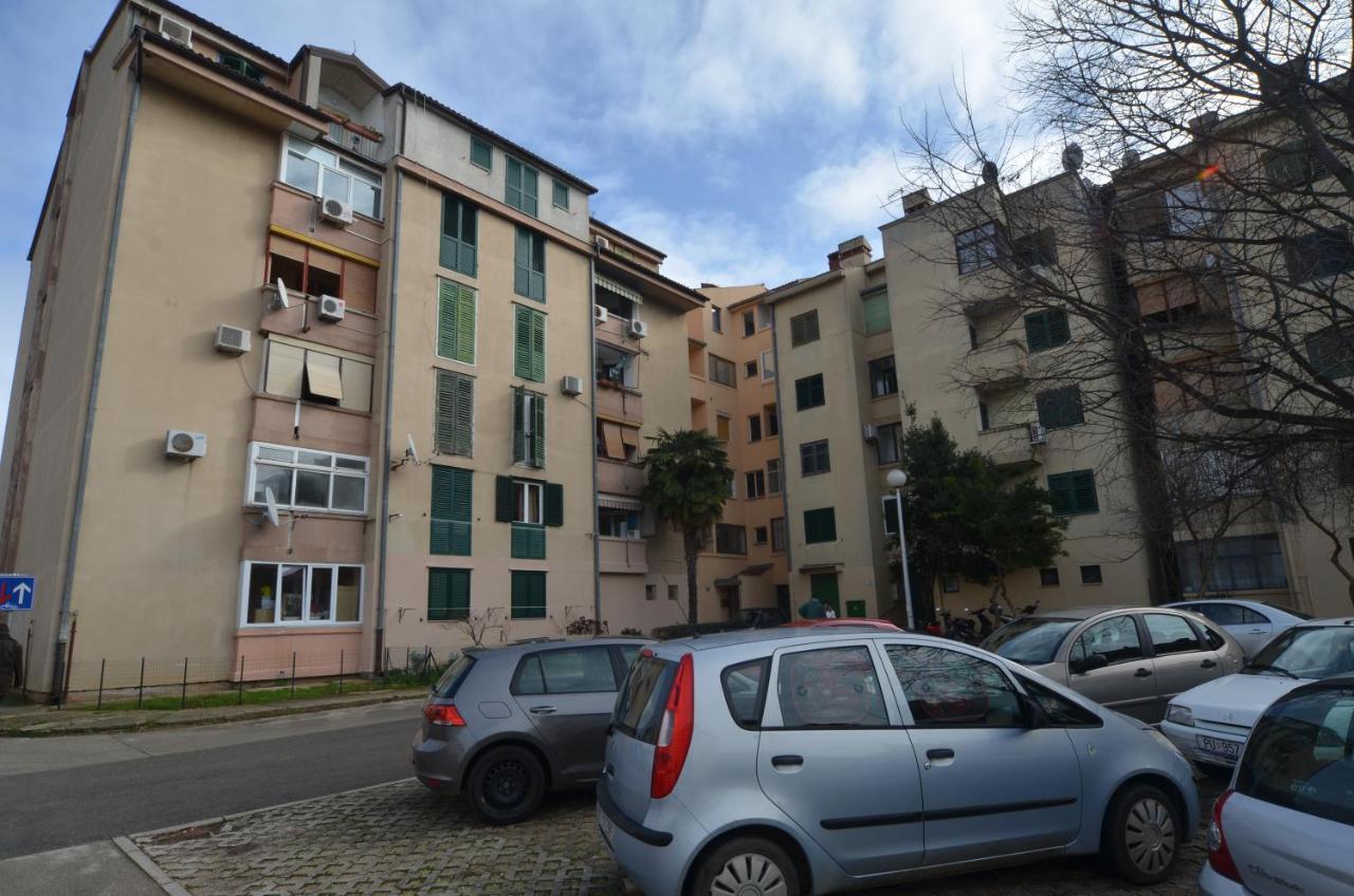 Condominium Apartment ロヴィニ エクステリア 写真