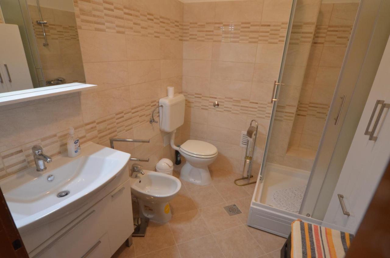Condominium Apartment ロヴィニ エクステリア 写真